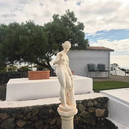 Detached With Stunning Mountain And Sea Views, 14m Pool & Sunken Hot Tub Puerto del Carmen (Lanzarote)