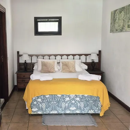 Villa Detached With Stunning Mountain And Sea Views, 14m Pool & Sunken Hot Tub Puerto del Carmen (Lanzarote)