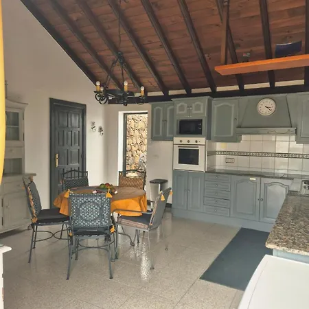 Detached With Stunning Mountain And Sea Views, 14m Pool & Sunken Hot Tub Вілла *